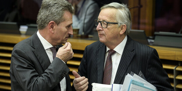 Zwei Männer sprechen miteinander, es sind Jean-Claude Juncker und Günther Oettinger Zwei Männer sprechen miteinander, es sind Jean-Claude Juncker und Günther Oettinger