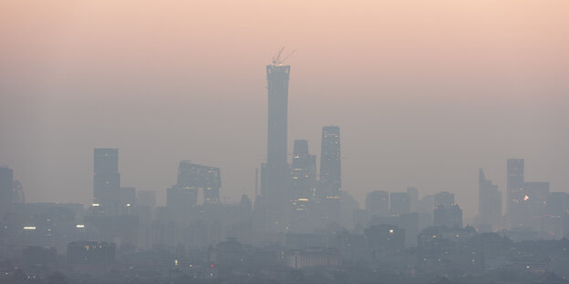 Stadtsilhouette Pekings im Smog