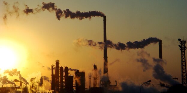 Rauch steigt aus Schornsteinen einer Chemiefabrik in der nordchinesischen Stadt Tianjin auf Rauch steigt aus Schornsteinen einer Chemiefabrik in der nordchinesischen Stadt Tianjin auf