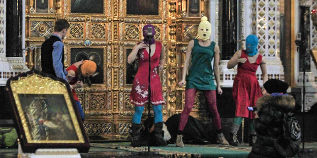 Pussy Riot beim Punkgebet in der Moskauer Christi Erlöser Kirche 2012 Pussy Riot beim Punkgebet in der Moskauer Christi Erlöser Kirche 2012
