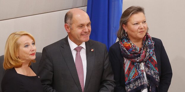 Zwei Frauen und ein Mann stehen im Wiener Parlament Zwei Frauen und ein Mann stehen im Wiener Parlament
