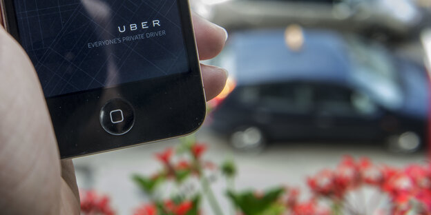 Auf einem Smartphone ist die Uber-App geöffnet Auf einem Smartphone ist die Uber-App geöffnet