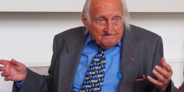 Wolfgang Lauinger im Mai 2015 im Chagallsaal der Oper Frankfurt während der Vorstellung des Buches "Lauingers. Eine Familiengeschichte aus Deutschland" Wolfgang Lauinger im Mai 2015 im Chagallsaal der Oper Frankfurt während der Vorstellung des Buches "Lauingers. Eine Familiengeschichte aus Deutschland"