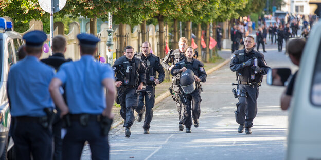 Polizisten stürmen in Jena auf Demonstranten zu, die im August 2016 gegen Rechte demonstrieren Polizisten stürmen in Jena auf Demonstranten zu, die im August 2016 gegen Rechte demonstrieren