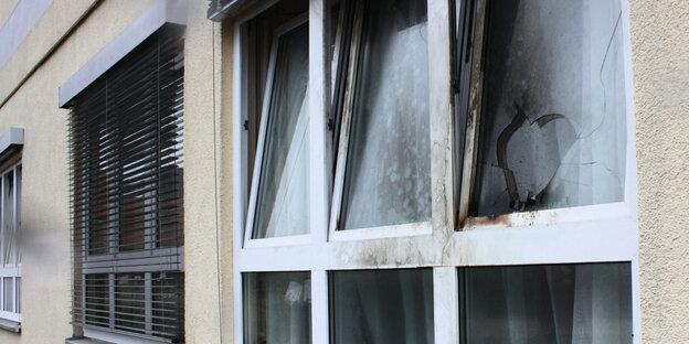 Blick auf ein beschädigtes Fenster einer Flüchtlingsunterkunft in Jüterborg Blick auf ein beschädigtes Fenster einer Flüchtlingsunterkunft in Jüterborg
