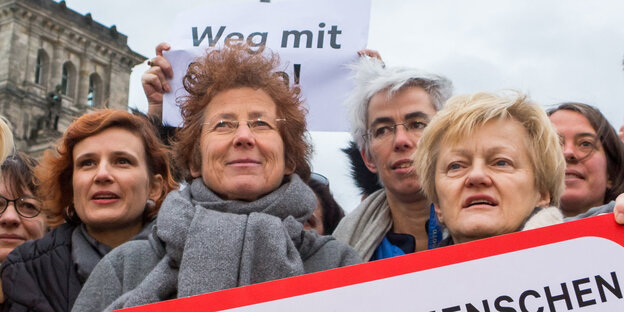Die Ärztin Kristina Hänel demonstriert mit weiteren Unterstützern und Politikern vor dem Reichstag in Berlin Die Ärztin Kristina Hänel demonstriert mit weiteren Unterstützern und Politikern vor dem Reichstag in Berlin