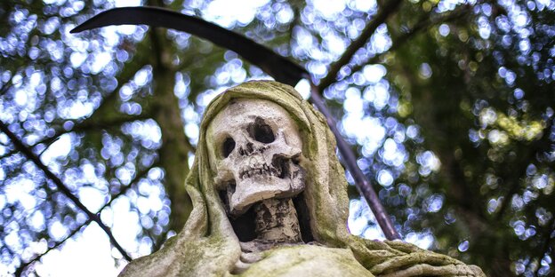 Verschleierte Skelett als Steinskulptur Verschleierte Skelett als Steinskulptur