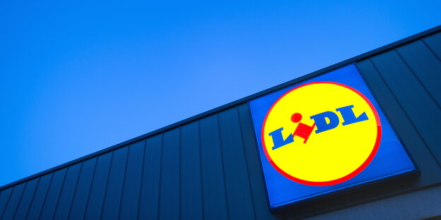 ein Lidl-Schild auf dem Dach eines Supermaktes ein Lidl-Schild auf dem Dach eines Supermaktes