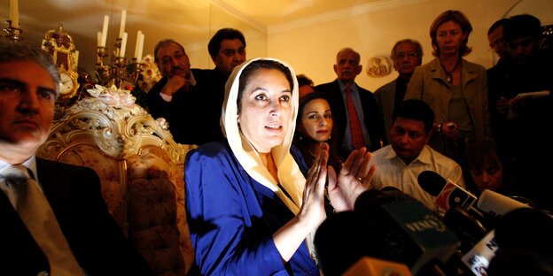 Pakistans ehemalige Regierungschefin Benazir Bhutto auf einer Veranstaltung in London im Jahr 2007 Pakistans ehemalige Regierungschefin Benazir Bhutto auf einer Veranstaltung in London im Jahr 2007