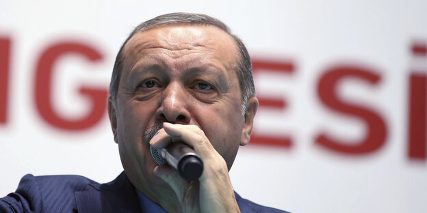 Der türkische Präsident Erdogan spricht in ein Mikrofon Der türkische Präsident Erdogan spricht in ein Mikrofon