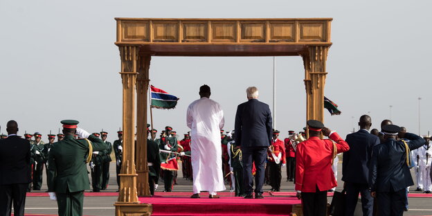 Frank-Walter Steinmeier steht neben Adama Barrow unter einem goldenen Baldachin Frank-Walter Steinmeier steht neben Adama Barrow unter einem goldenen Baldachin