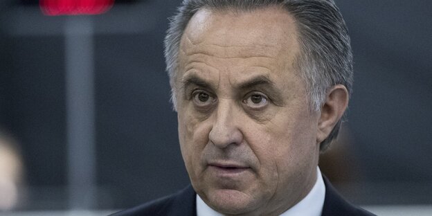 Witali Mutko hat das graue Haar zurückgekämmt und guckt ernst Witali Mutko hat das graue Haar zurückgekämmt und guckt ernst