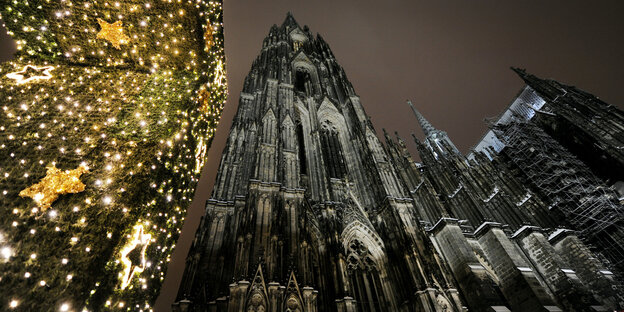 Der Kölner Dom von unten