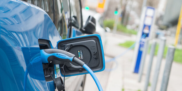 Ein Elektroauto wird an einer Stromtankstelle geladen Ein Elektroauto wird an einer Stromtankstelle geladen