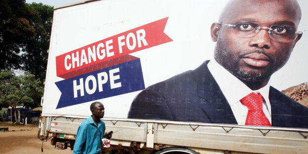 Wahlplakat mit Konterfei von George Weah. Darauf steht: „Change for Hope“ Wahlplakat mit Konterfei von George Weah. Darauf steht: „Change for Hope“