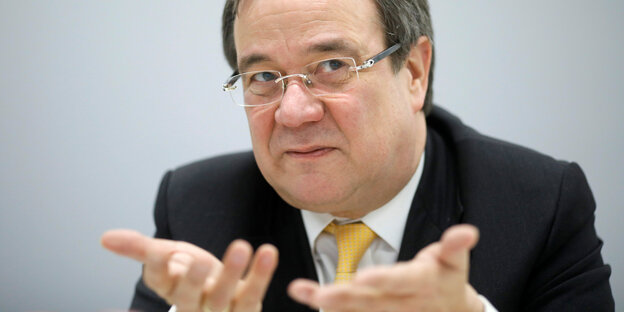 Ein Mann mit Brille guckt unsicher Ein Mann mit Brille guckt unsicher