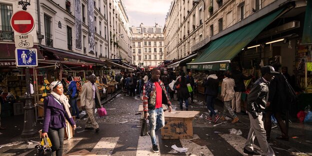 ein Markt auf einer Straße in Paris ein Markt auf einer Straße in Paris