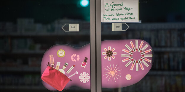 Die geschlossene Eingangstür eines Supermarkts, an der ein Zettel mit der Aufschrift "Aufgrund polizeilicher Maßnahmen bleibt diese Filiale heute geschlossen". Die geschlossene Eingangstür eines Supermarkts, an der ein Zettel mit der Aufschrift "Aufgrund polizeilicher Maßnahmen bleibt diese Filiale heute geschlossen".