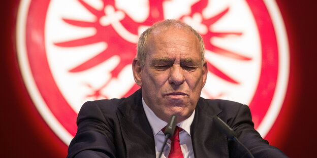 Peter Fischer, Präsident von Eintracht Frankfurt, vor dem Emblem des Vereins Peter Fischer, Präsident von Eintracht Frankfurt, vor dem Emblem des Vereins