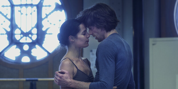 Eine Tänzerin und ein Tänzer umarmt bei der Ballettprobe Eine Tänzerin und ein Tänzer umarmt bei der Ballettprobe