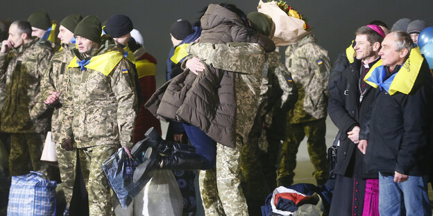 Verwandte umarmen die freigelassenen Gefangenen am Flughafen in Kiew Verwandte umarmen die freigelassenen Gefangenen am Flughafen in Kiew