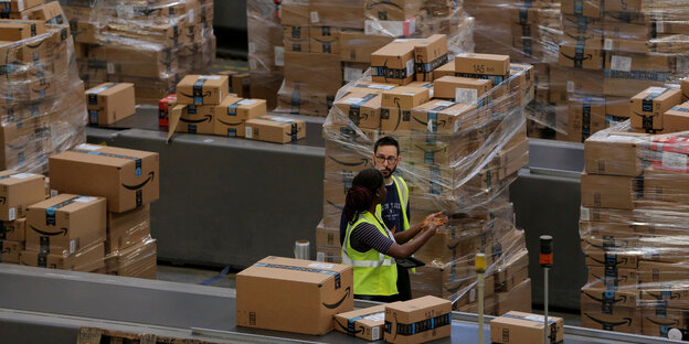 Ein Mann packt ein Paket Ein Mann packt ein Paket