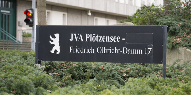 Das Eingangsschild der Justizvollzugsanstalt Plötzensee in Berlin am 28.12.2017 Das Eingangsschild der Justizvollzugsanstalt Plötzensee in Berlin am 28.12.2017