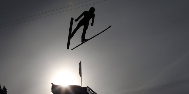 Ein Skispringer fliegt über den Himmel Ein Skispringer fliegt über den Himmel