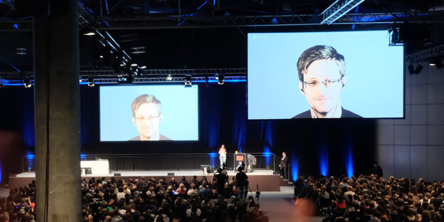 Edward Snowden spricht auf einer Videowand beim 34. Chaos Communication Congress in Leipzig Edward Snowden spricht auf einer Videowand beim 34. Chaos Communication Congress in Leipzig
