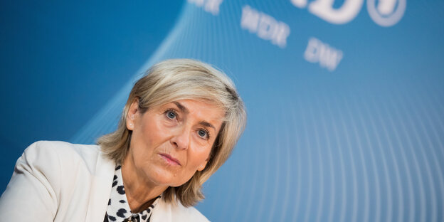 Karola Wille auf einer Pressekonferenz Karola Wille auf einer Pressekonferenz