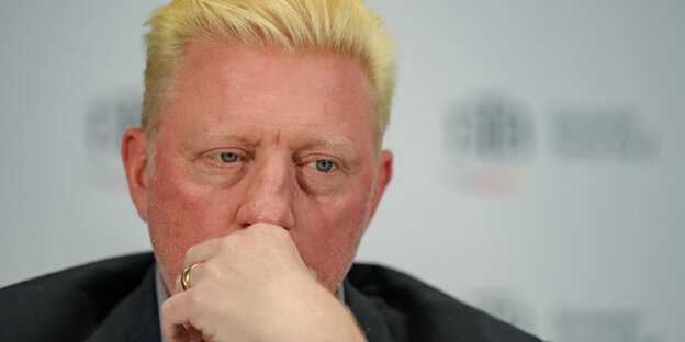 Boris Becker stützt nachdenklich den Kopf in die Hand Boris Becker stützt nachdenklich den Kopf in die Hand