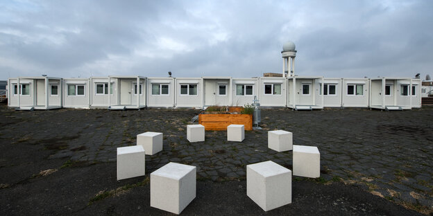 Steinblöcke als Sitzgelegenheiten stehen am 01.12.2017 vor einigen der fast 900 Container auf dem Gelände der Gemeinschaftsunterkünfte für Geflüchtete auf dem Tempelhofer Feld in Berlin. In das Containerdorf, den sogenannten Tempohomes, ziehen Anfang Deze Steinblöcke als Sitzgelegenheiten stehen am 01.12.2017 vor einigen der fast 900 Container auf dem Gelände der Gemeinschaftsunterkünfte für Geflüchtete auf dem Tempelhofer Feld in Berlin. In das Containerdorf, den sogenannten Tempohomes, ziehen Anfang Deze