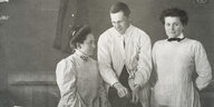Ein schwarz-weiß Bild zeigt zwei Frauen und einen Mann