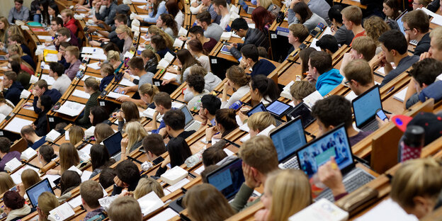 Hörsaal mit Studierenden Hörsaal mit Studierenden