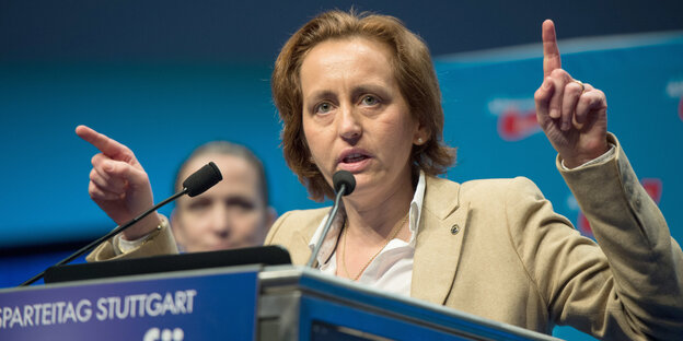 Beatrix von Storch mit ausgestreckten Zeigefingern am Rednerpult Beatrix von Storch mit ausgestreckten Zeigefingern am Rednerpult