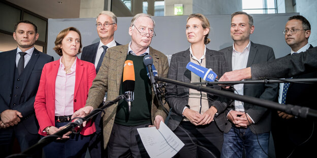 Mehrere Menschen vor Mikrofonen Mehrere Menschen vor Mikrofonen