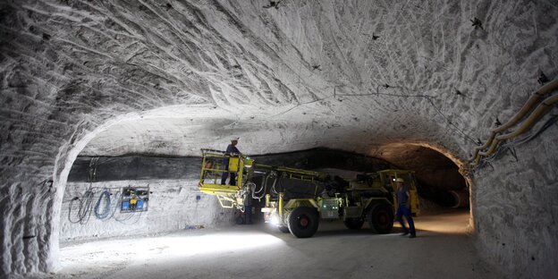 Schweres Fahrzeug in einem Bergwerksstollen