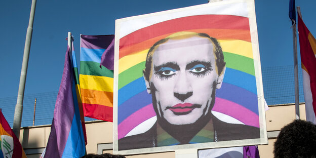 Regenbogenflagge mit dem stark geschminkten Gesicht Präsident Putins Regenbogenflagge mit dem stark geschminkten Gesicht Präsident Putins
