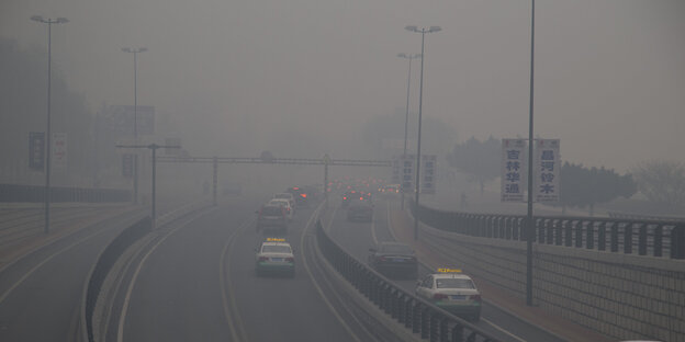 Autobahn im Smog in China