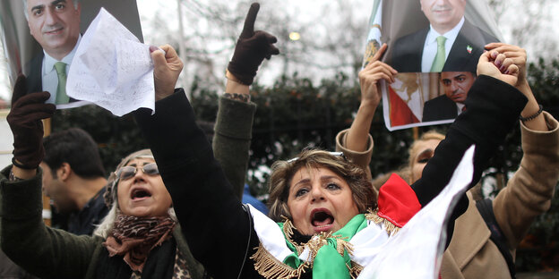 Zwei Frauen recken bei Protesten in Iran beide Arme hoch Zwei Frauen recken bei Protesten in Iran beide Arme hoch
