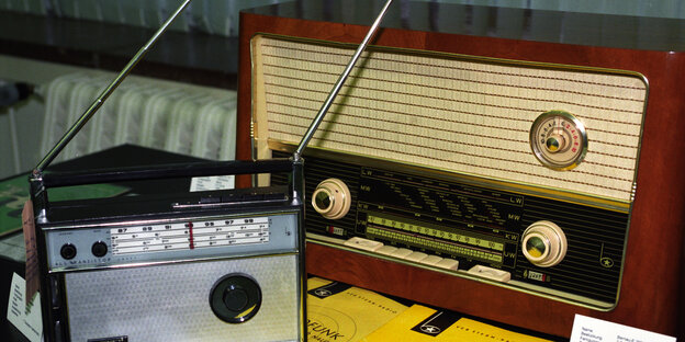 Ein Transistor und ein Röhrenradio Ein Transistor und ein Röhrenradio