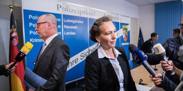 Ein Mann und eine Frau sprechen in verschiedene Mikrofone Ein Mann und eine Frau sprechen in verschiedene Mikrofone