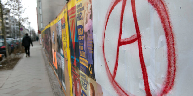 Anarchisten-A auf einer Plakatwand Anarchisten-A auf einer Plakatwand