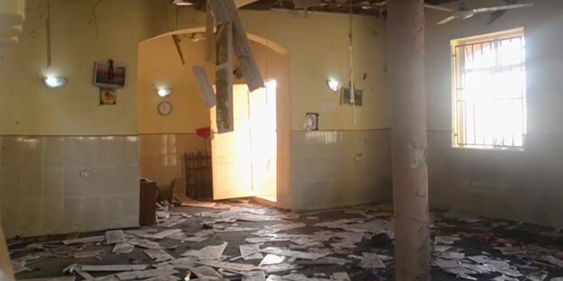 Der verwüstete Raum einer Moschee nach einem Selbstmordattentat Der verwüstete Raum einer Moschee nach einem Selbstmordattentat