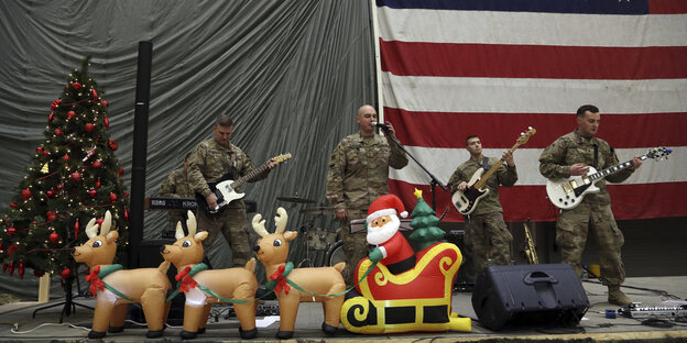 US-Soldaten singen Weihnachtslieder. US-Soldaten singen Weihnachtslieder.