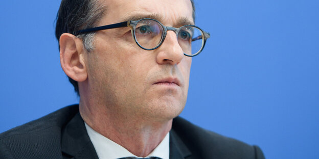 Ein Mann guckt ernst Ein Mann guckt ernst