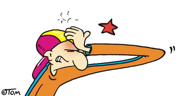 Eine Person steht mit dem Rücken zur Kamera gewandt in einem Dönerimbuss. Auf dem Oberteil steht "Kartoffeln und Döner!" in altdeutscher Schrift Eine Person steht mit dem Rücken zur Kamera gewandt in einem Dönerimbuss. Auf dem Oberteil steht "Kartoffeln und Döner!" in altdeutscher Schrift