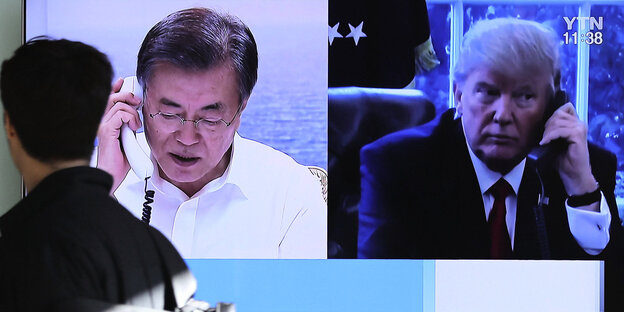 Ein Splitscreen zeigt Moon Jae-in und Trump am Telefon Ein Splitscreen zeigt Moon Jae-in und Trump am Telefon