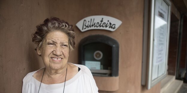 Intendantin Manuela Soeiro vor einem Kassenhäuschen eines Theaters in Mosambik.