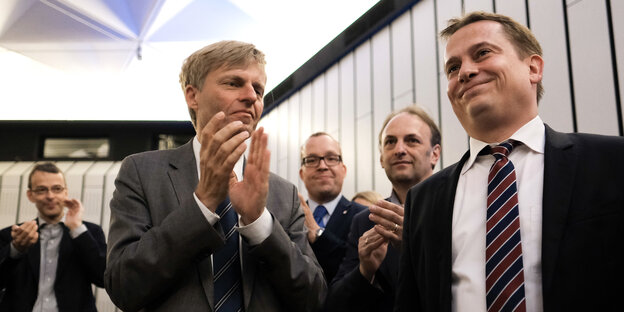 CDU-Landeschef Roland Heintze wird nach seiner Wiederwahl im Juni 2016 von ausschließlich männlichen Kollegen beklatscht. CDU-Landeschef Roland Heintze wird nach seiner Wiederwahl im Juni 2016 von ausschließlich männlichen Kollegen beklatscht.